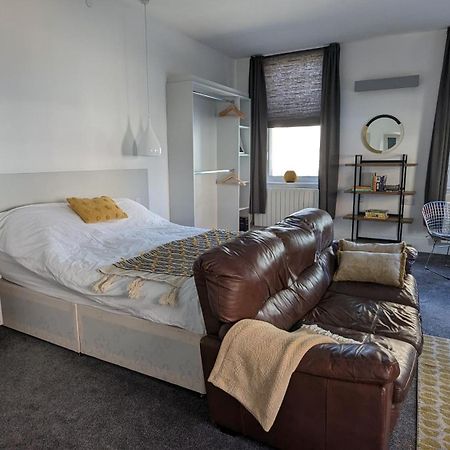 Gorgeous Comfortable Apartment On The High Street Мертір-Тідвіл Екстер'єр фото