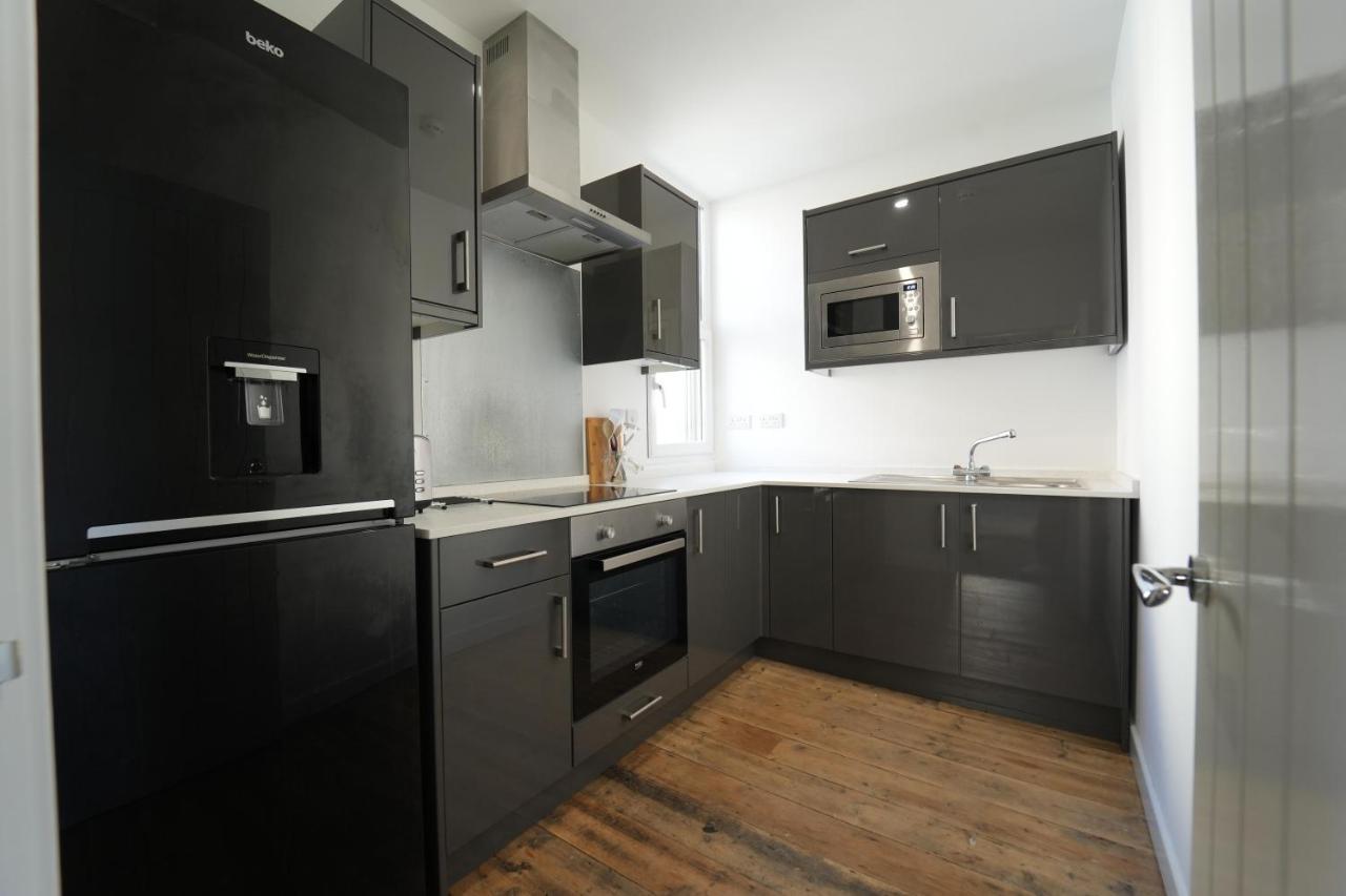 Gorgeous Comfortable Apartment On The High Street Мертір-Тідвіл Екстер'єр фото
